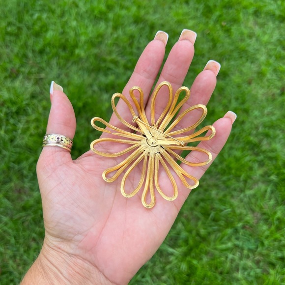 Vintage Large Unsigned Coro Brushed Gold-Tone Flower Daisy Open Work Brooch - Picture 4 of 17